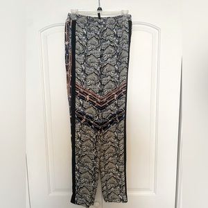 BCBG 100% polyester print pants with side pockets and one small back pocket.